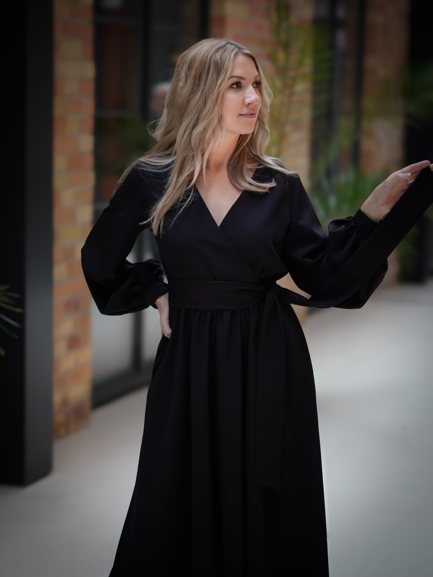 Kleita ar garām piedurknēm