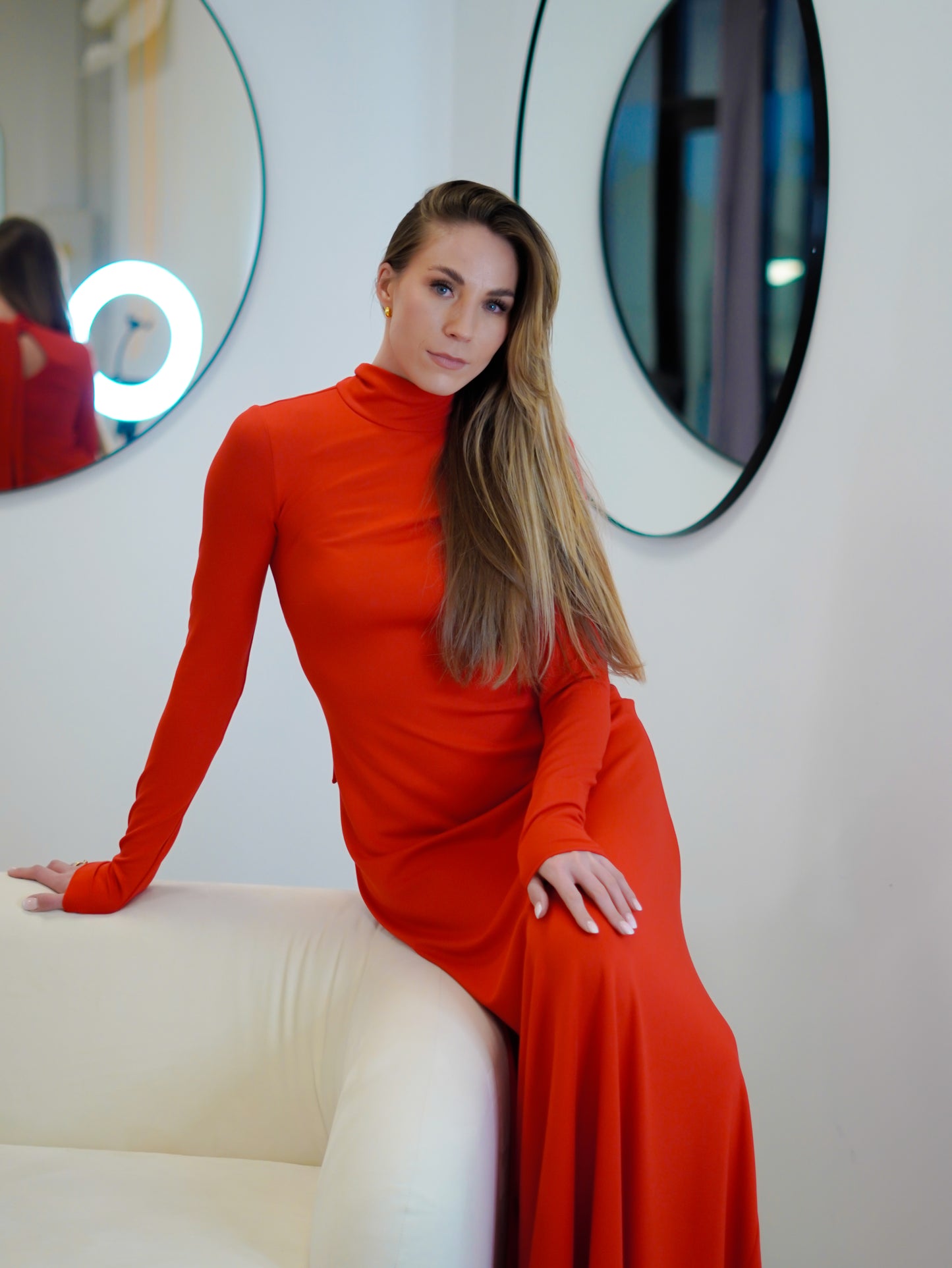 Trikotāžas garā kleita ar sasienamu šleifi - sarkana