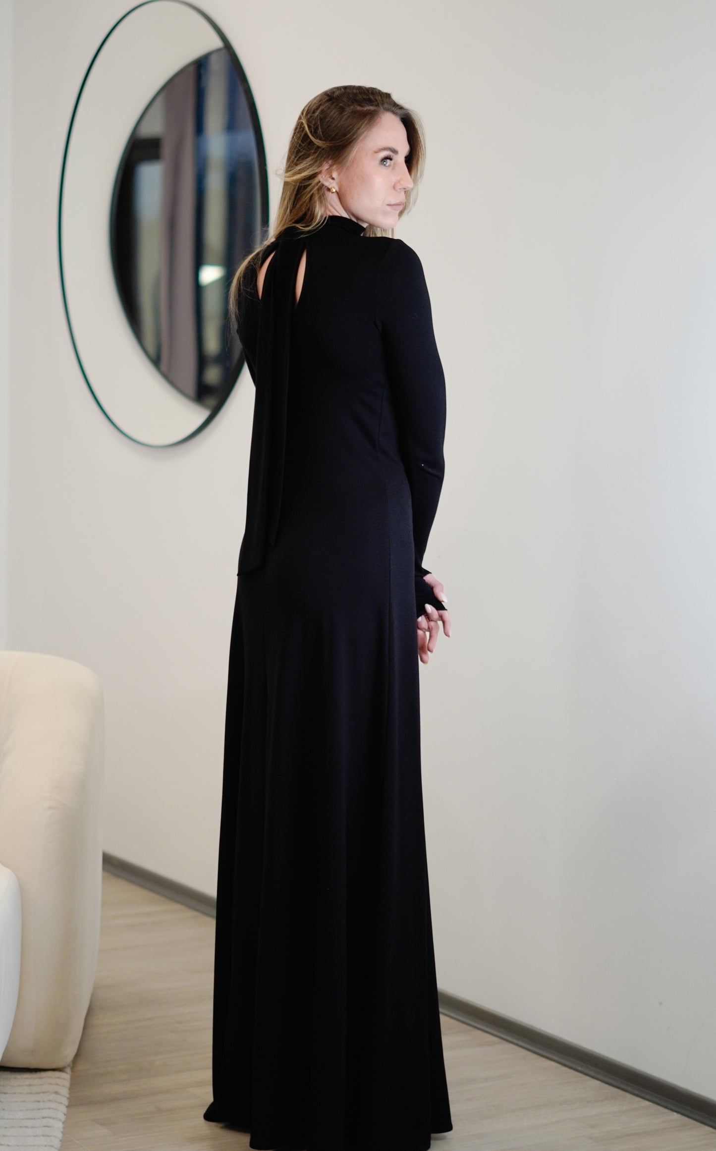 Trikotāžas garā kleita ar sasienamu šleifi - melna