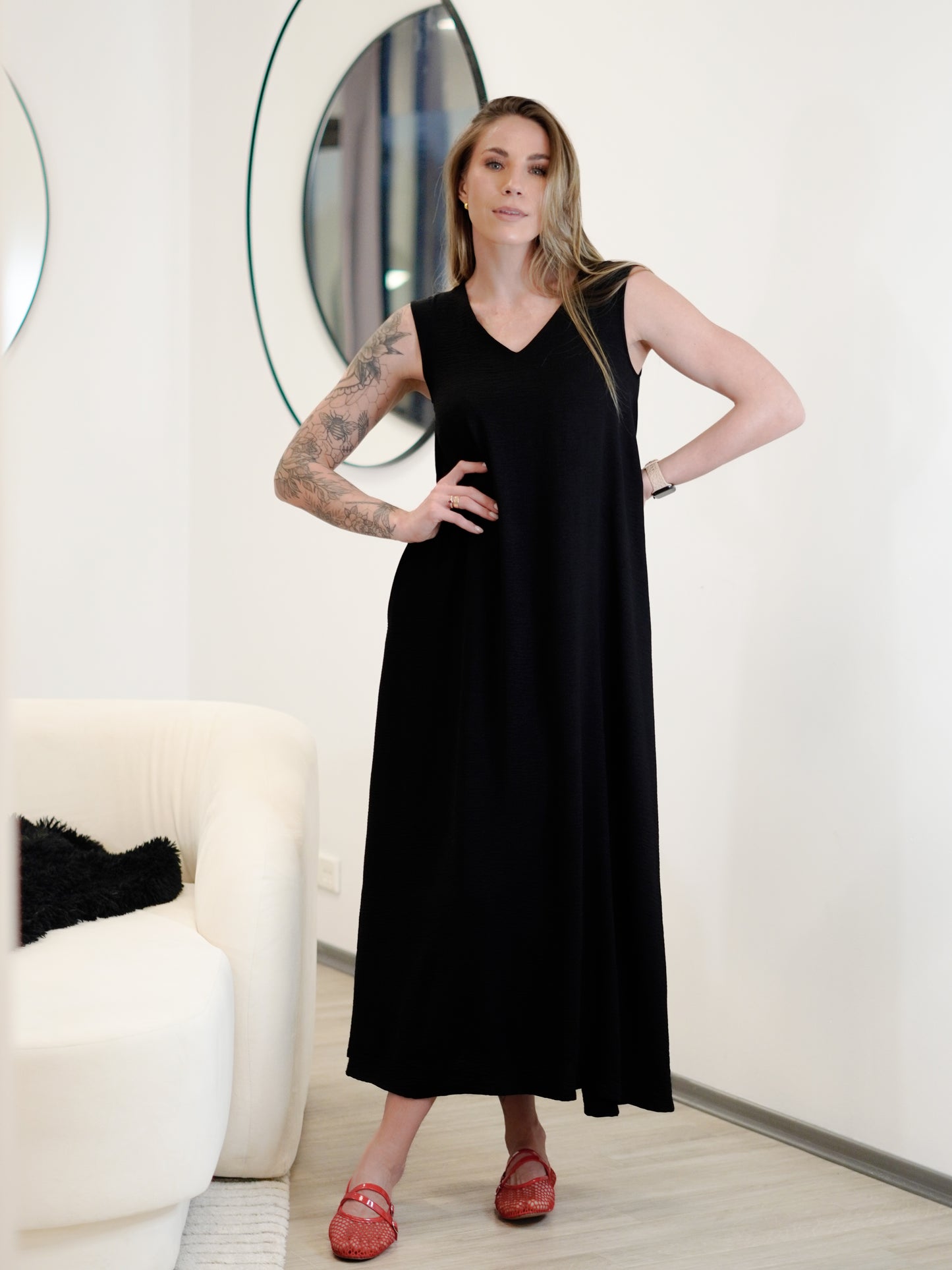 Brīvi krītoša midi garuma kleita ar kabatām