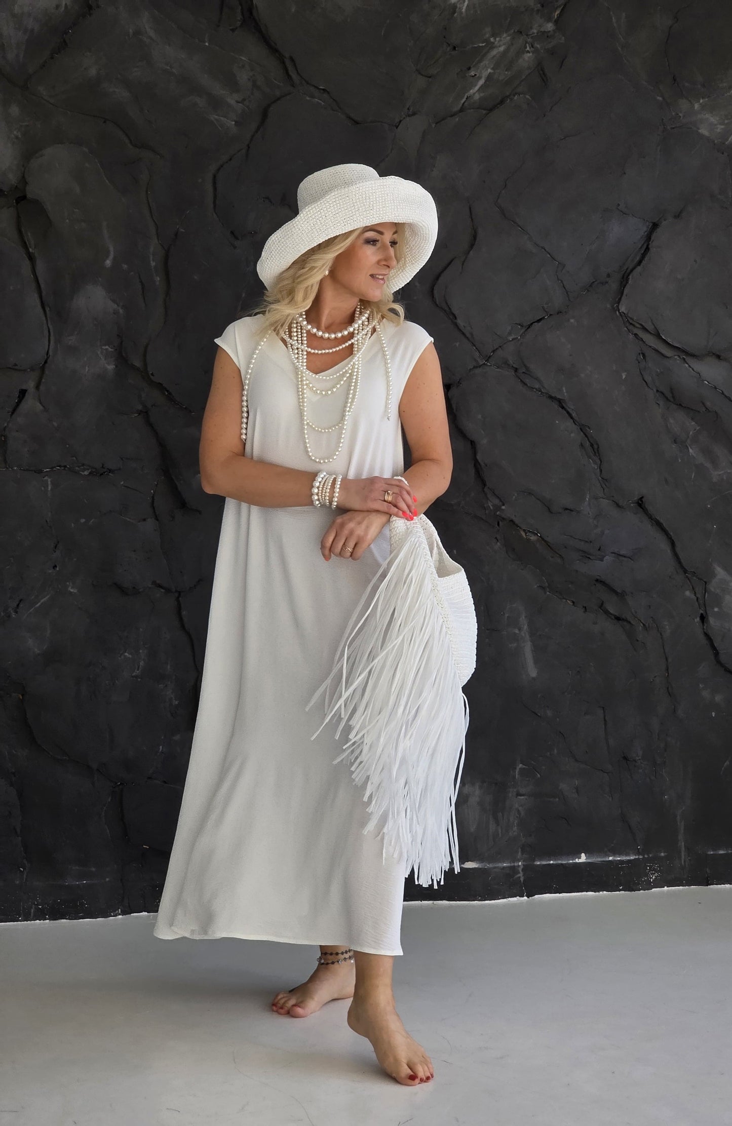 Brīvi krītoša midi garuma kleita