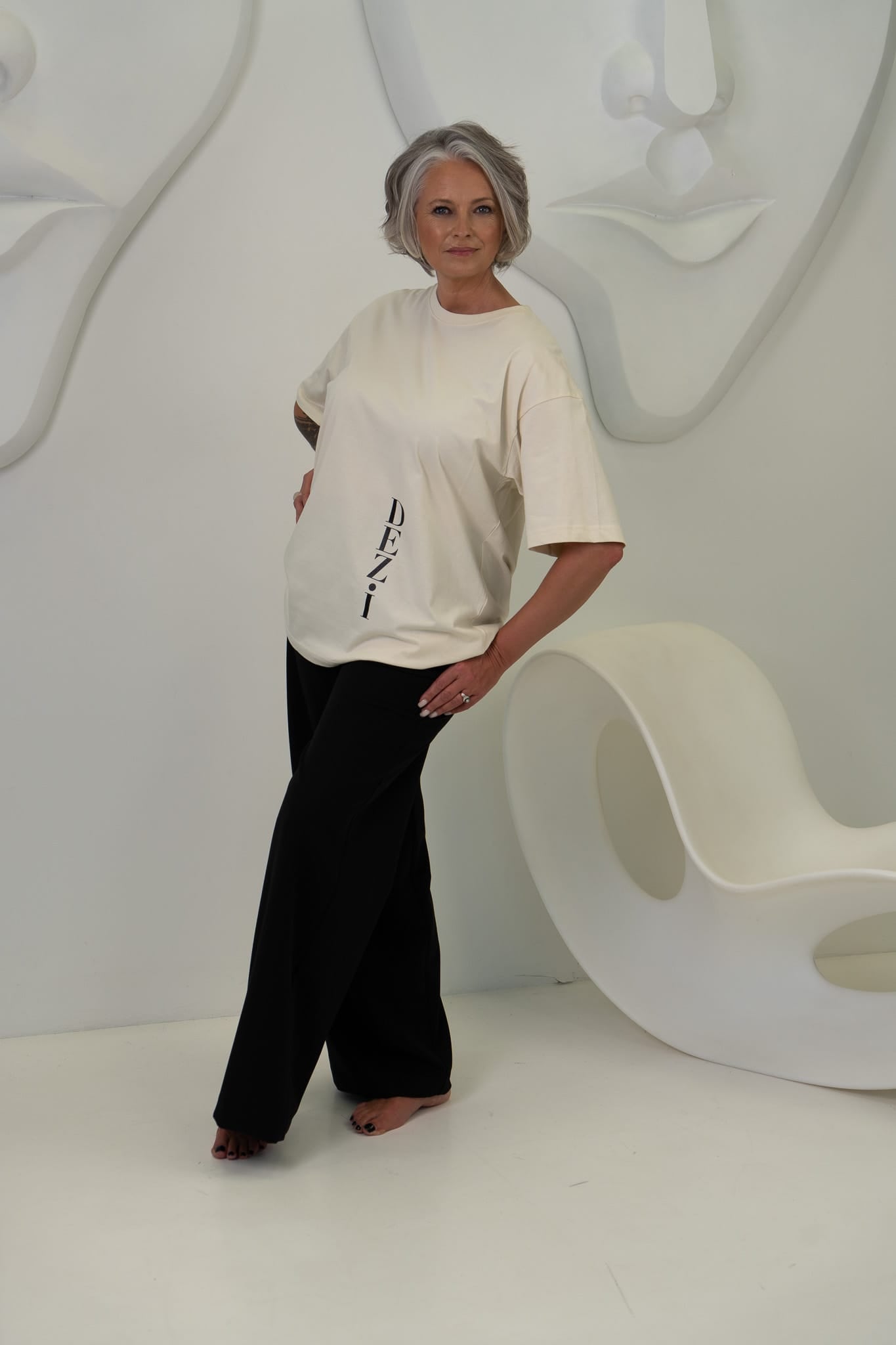 T-krekls šampanieša tonī ar DEZI logo