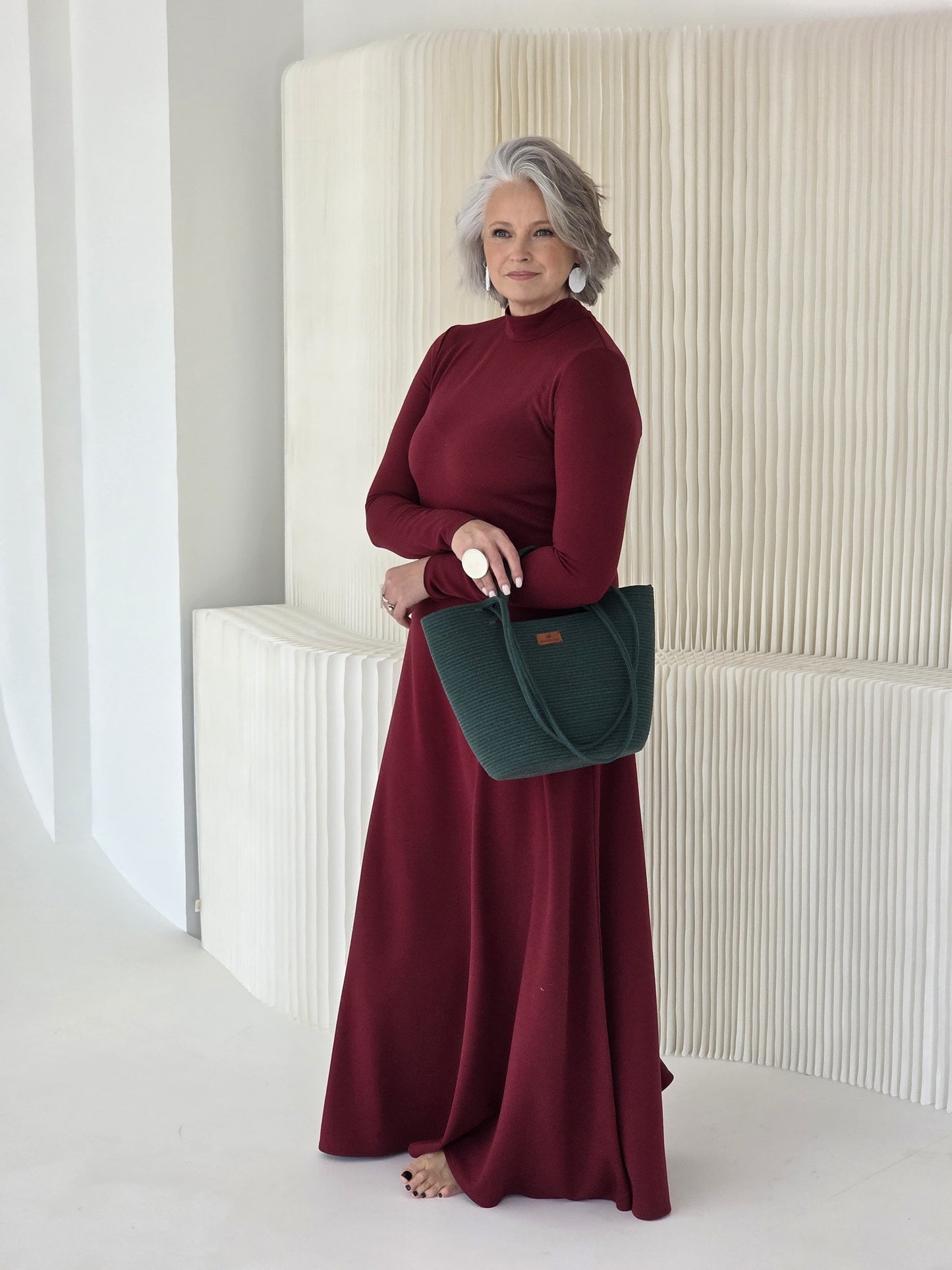 Trikotāžas garā kleita ar sasienamu šleifi - bordo