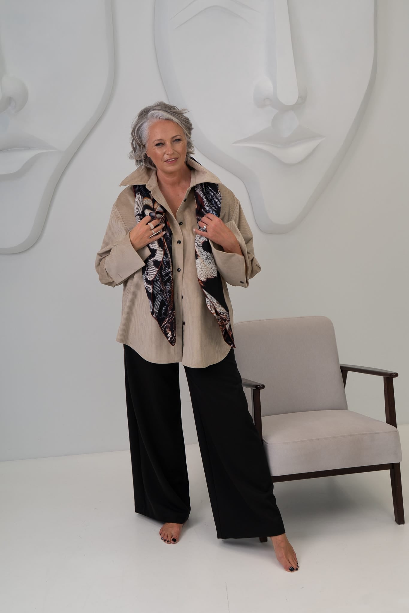 Bēšs velveta krekls ar klasisku krādziņu