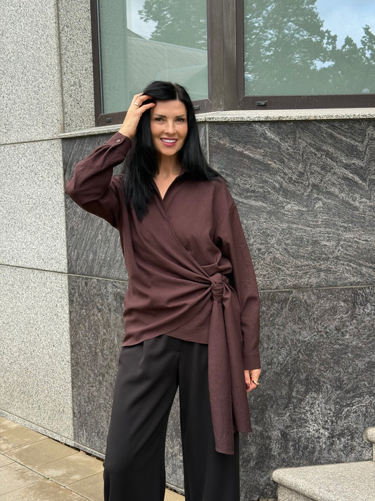 Eleganta tumši brūna blūze ar sienamu mezglu sānā