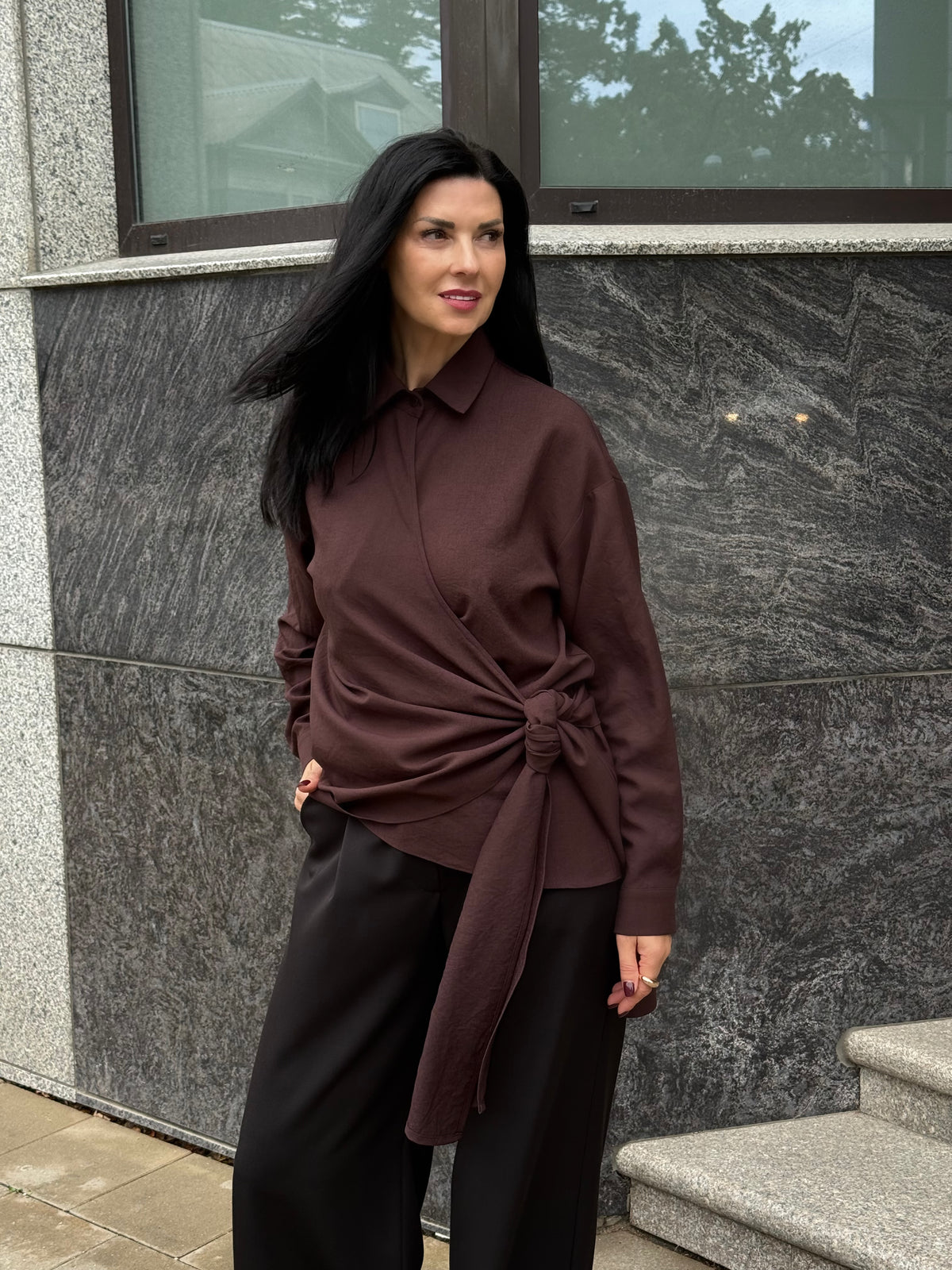 Eleganta tumši brūna blūze ar sienamu mezglu sānā