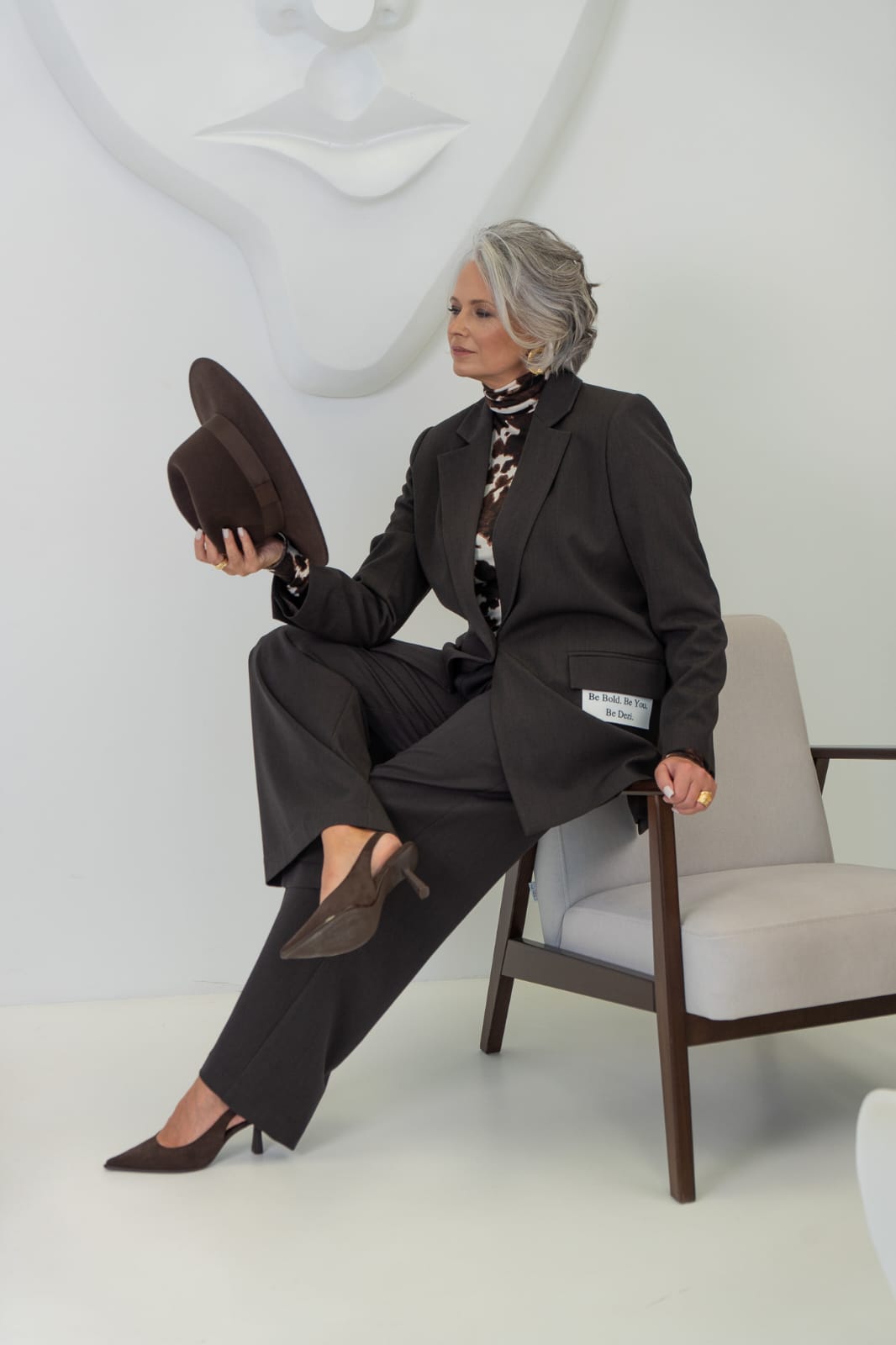 Roku darbs. Žakete tumšās šokolādes tonī. Dezi.