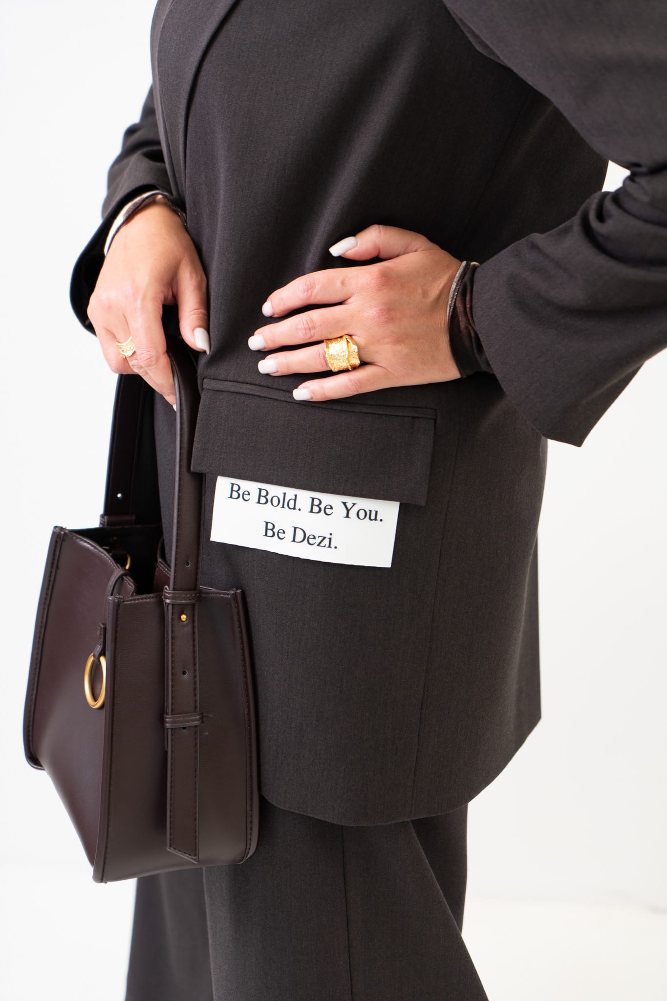 Roku darbs. Žakete tumšās šokolādes tonī. Dezi.