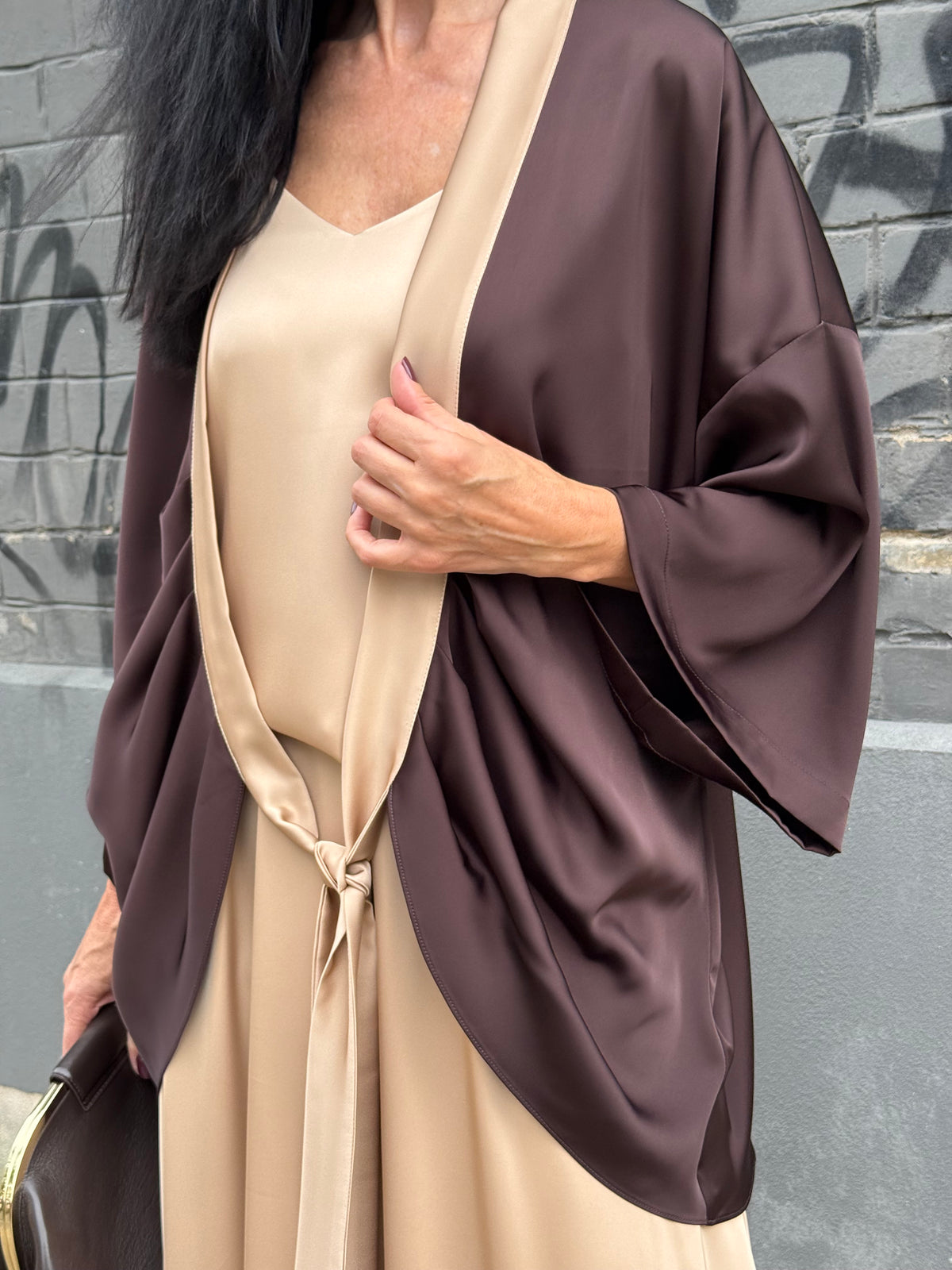 Baklažāna krāsas premium satīna kimono ar zelta karameles tonī apdari