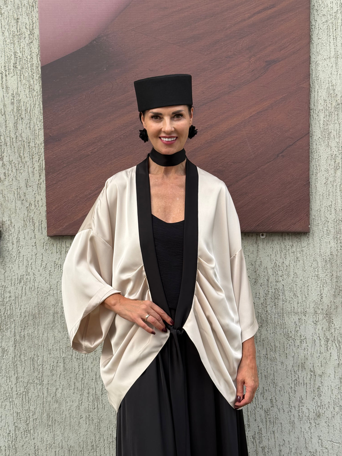 Bēšas krāsas premium satīna  kimono ar melnu apdari