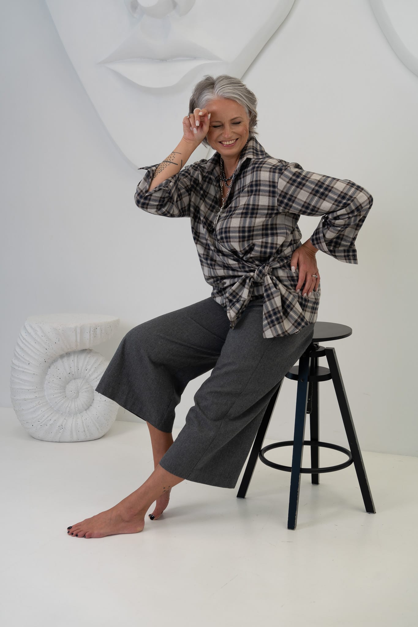 Pelēkas kapri stila bikses. Dezi. Radīts Latvijā.