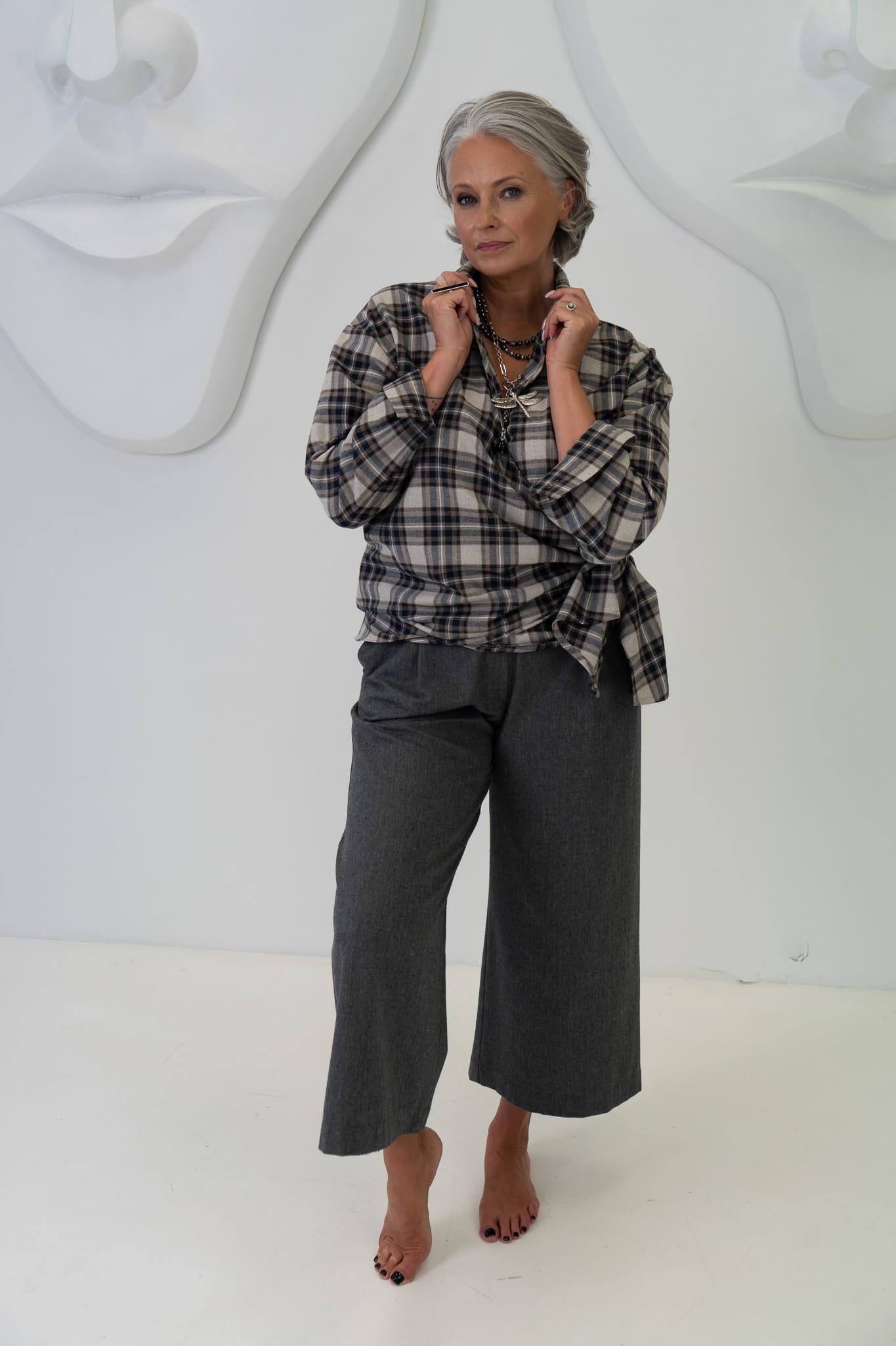 Pelēkas Capri stila bikses