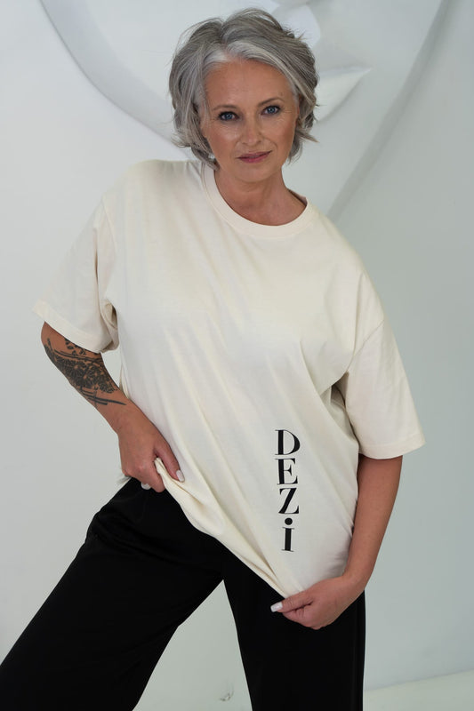 T-krekls šampanieša tonī ar DEZI logo