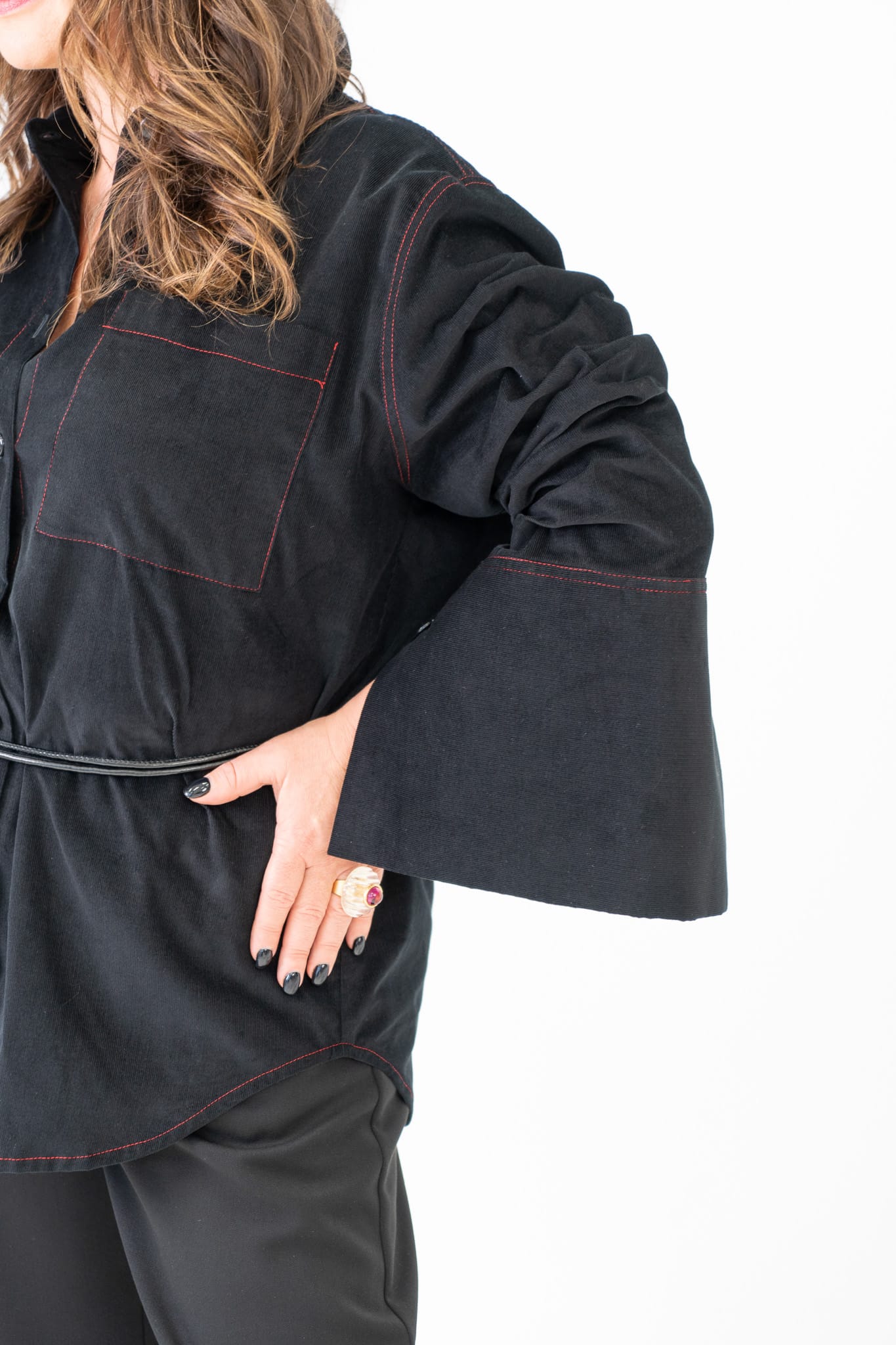 Melns smalkā velveta krekls ar izteiktām manžetēm