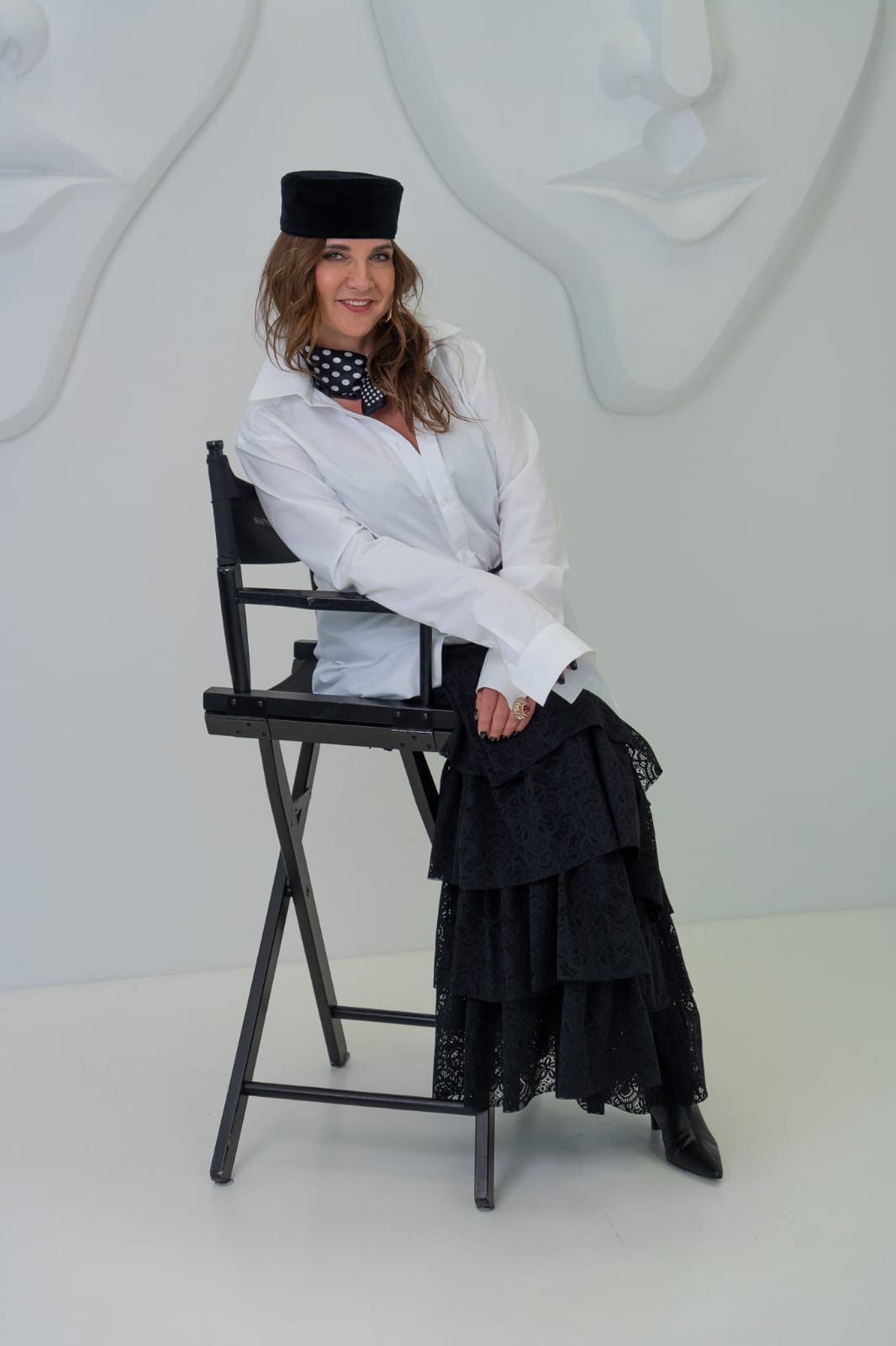 Melni kupli mežģīņu svārki ar volāniem