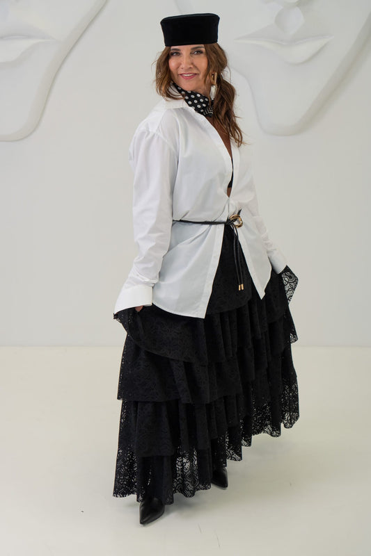 Melni, kupli, mežģīņu svārki.