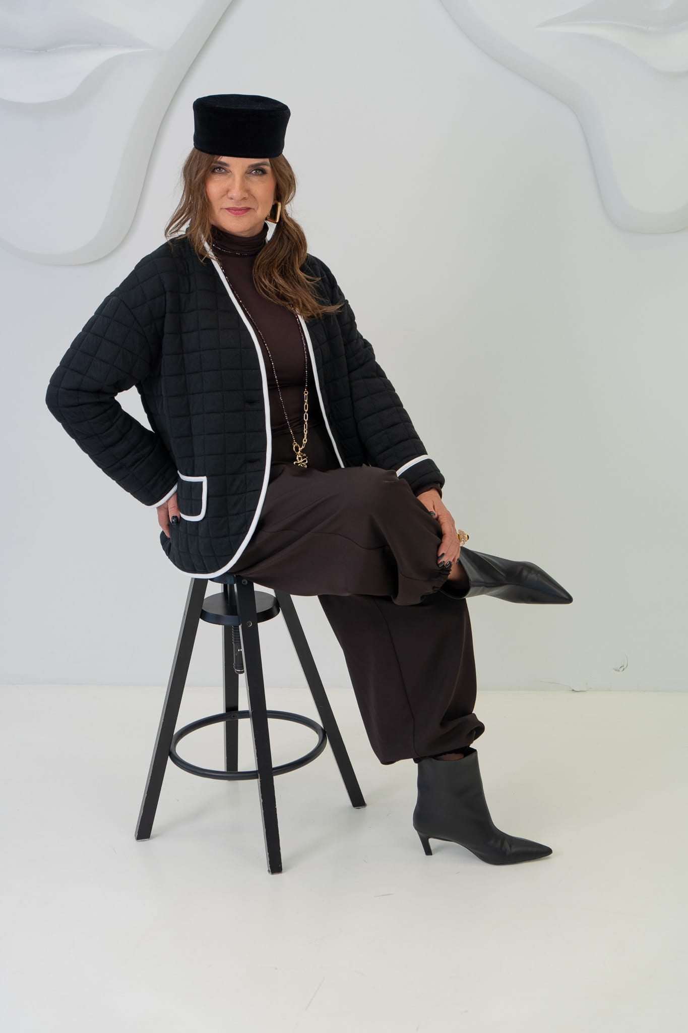 Melna stepēta kokvilnas jaka ar baltu dekoratīvu lenti