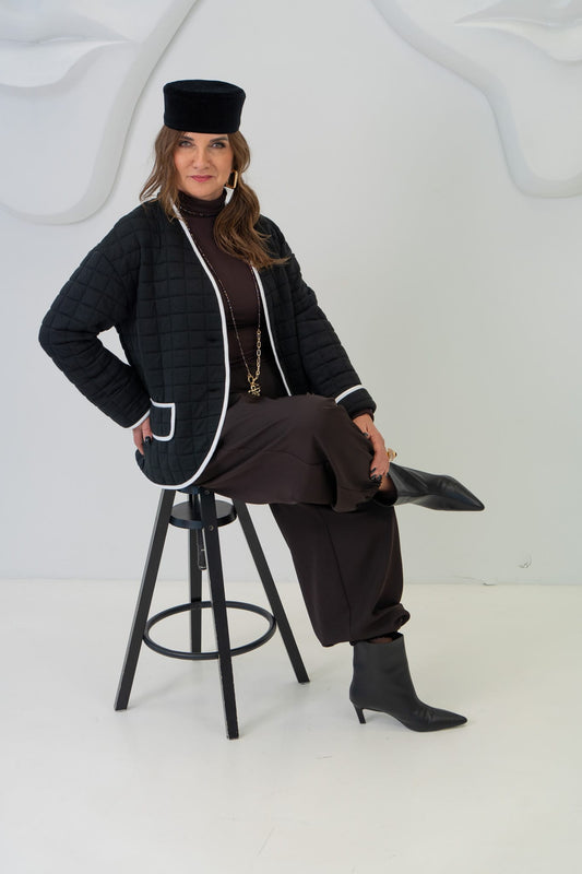 Melna stepēta kokvilnas jaka ar baltu dekoratīvu lenti