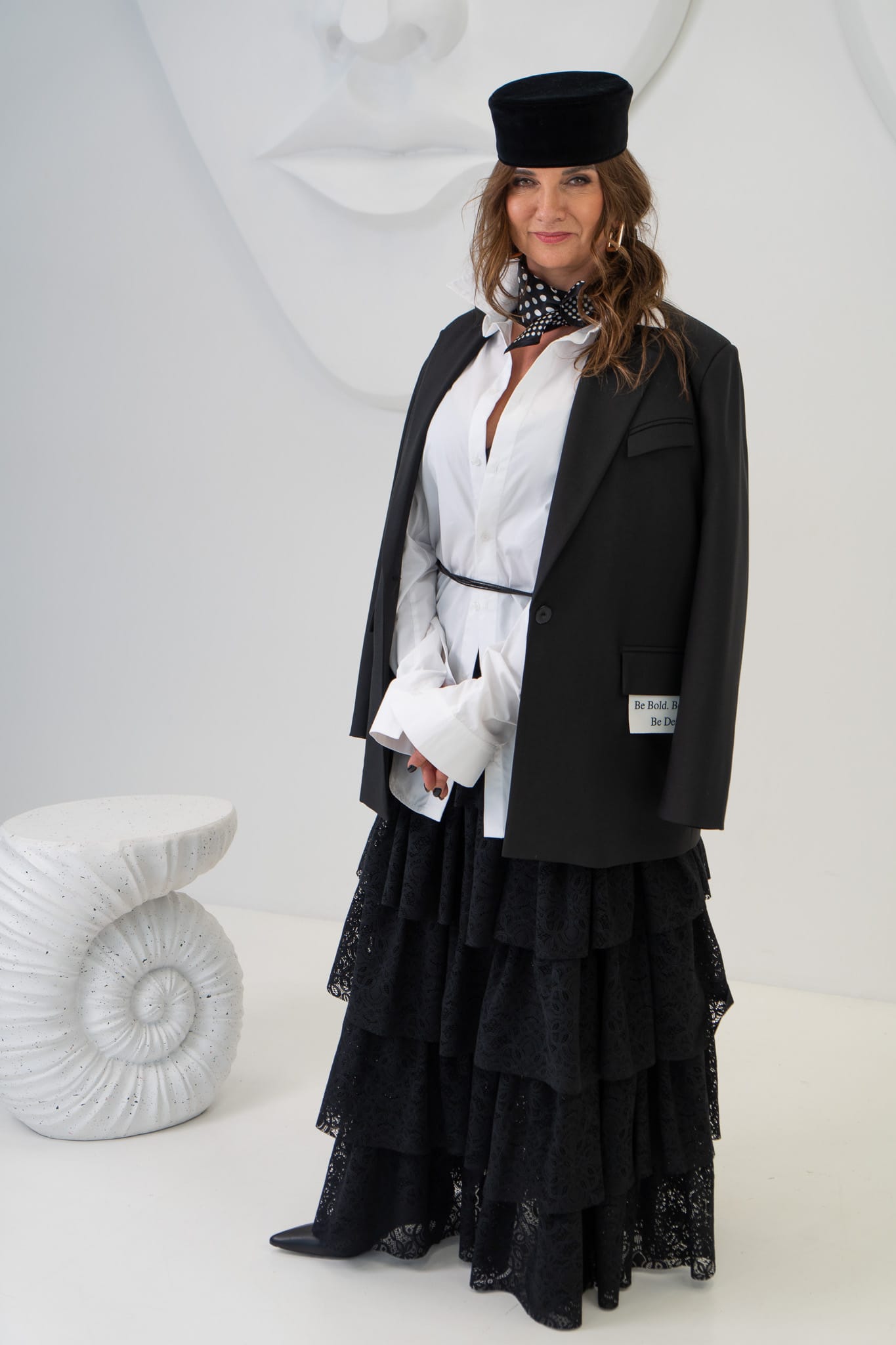 Melna žakete sievietēm.