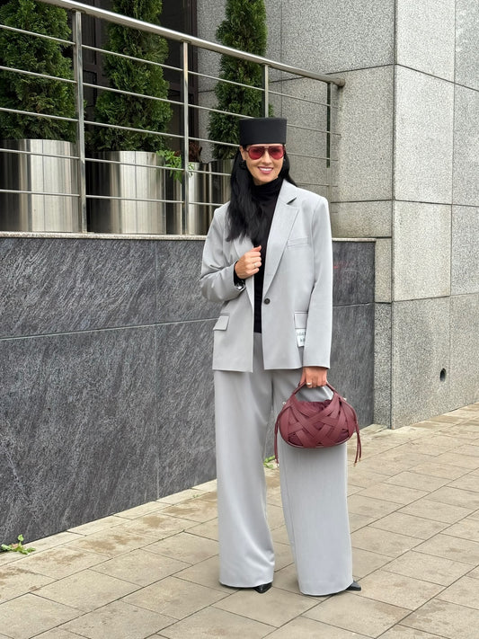 Elegants, mūsdienīgs gaiši pelēks kostīms